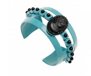 Manchette Diva bleu canard Manchette laqué Bleu canard avec perle et camée noir. JULIE SION, sur www.juliesion.com. 125.00€